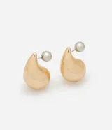 Par de aros dorados con forma de gota y cierre de tornillo con bolita plateada contrastante.