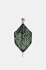Top de cuello halter con diseño de rombo, cubierto completamente por lentejuelas circulares en tonos verdes y negros. Presenta un cierre con lazada ajustable en la parte superior y en la espalda.
