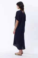 Vestido midi azul marino de corte amplio, con escote en V y mangas cortas.