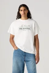Remera blanca de algodón con cuello redondo y estampado frontal con el logo de Levi's en color verde.