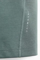Buzo deportivo sin mangas color verde militar con capucha y cordones de ajuste, confeccionado en tejido funcional con tecnología DryMove.