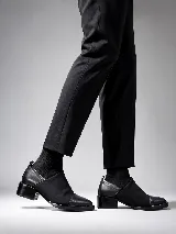 Zapato de tacón bajo color negro, con capellada de lycra y puntera de cuero vacuno.