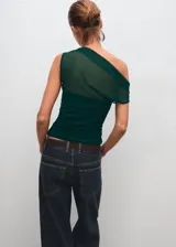 Top de manga corta color verde oscuro, confeccionado en tejido semitransparente con fruncidos laterales, cuello asimétrico y diseño entallado con forro interior.