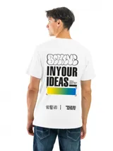 Remera de manga corta y cuello redondo, color gris oscuro o carbón, con un estampado circular blanco en el pecho que contiene texto y un logo.