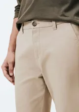 Pantalón de vestir color verde oscuro, de corte slim, con bolsillos laterales y traseros. Se ajusta a la cintura con botón y cierre.