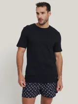 Pack de tres remeras de cuello redondo confeccionadas en algodón, con diseño clásico de manga corta y logo de la marca bordado en la parte inferior.