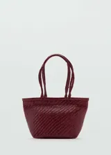 Bolso tipo shopper de piel bovina color bordó, con diseño trenzado artesanal y doble asa corta de hombro.