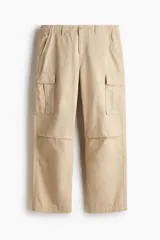 Pantalón cargo de lona de algodón con corte relajado, bolsillos laterales con solapa, bolsillos al bies y pliegues reforzados en las rodillas.
