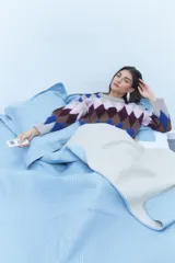 Sweater de punto grueso con diseño de rombos en tonos azul, marrón, rosa y gris.