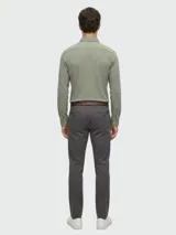 Camisa de vestir slim fit de tejido stretch color verde militar, con cuello camisero, manga larga y cierre frontal de botones.