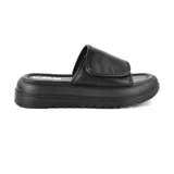 Sandalia casual negra con plataforma y tira ancha con velcro.