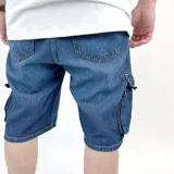 Bermuda de jean azul con bolsillos cargo laterales.
