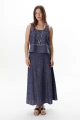 Musculosa azul con estampado a cuadros blancos, de lino.