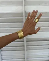 Anillo ancho de alpaca con textura irregular.