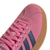Championes Adidas modelo VL Court Bold, con diseño de plataforma. Presenta una parte superior de gamuza en color rosado, con las icónicas tres rayas laterales y detalle en el talón en color azul marino. La suela es de goma en tono marrón claro.
