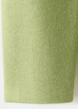 Jersey de punto color verde claro, con escote en V y mangas largas de corte holgado.