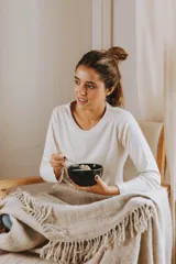 Remera de manga larga con cuello redondo, confeccionada en tejido suave de algodón, con corte clásico y ajuste cómodo.