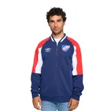 Campera deportiva Umbro del Club Nacional de Football, con cierre frontal, cuello y puños acanalados, y bolsillos laterales. Diseño en azul marino con mangas raglán en blanco y rojo, y escudo del club bordado en el pecho.