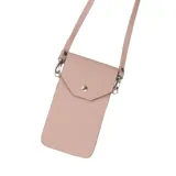 Bandolera tipo portacelular color rosa pálido, realizada en cuero sintético con textura granulada. Tiene correa larga regulable y bolsillo trasero.