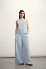 Pantalón palazzo a rayas verticales azules y blancas, con cintura alta y pinzas.