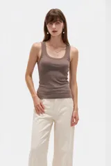Musculosa de algodón color marrón, de tejido acanalado, con escote redondo y tirantes anchos.