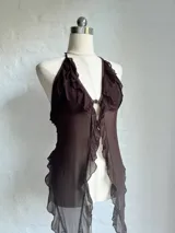 Top halter marrón oscuro de microtul, con escote profundo en V y volados en los bordes. El diseño es abierto al frente con un pequeño ajuste central.