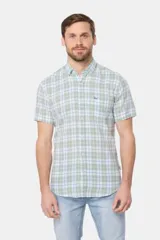 Camisa de manga corta confeccionada en lino, con diseño de cuadros en tonos verdes y blancos, cuello camisero y cierre frontal de botones.