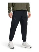 Joggers deportivos Under Armour modelo Unstoppable, confeccionados en tejido técnico elástico con tecnología UA Storm repelente al agua. Presentan corte ajustado en las piernas, cintura elástica con cordón interno, bragueta funcional con cierre a presión, bolsillos laterales y bolsillo trasero con cremallera sellada.