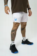 Short deportivo blanco con estampado de logo azul en la pierna izquierda y aberturas laterales.