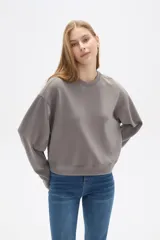 Buzo gris de corte ancho y cuello redondo.