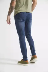 Jean chupín de hombre color gris oscuro, con calce ajustado, cinco bolsillos, logo bordado y grifa de cuero.