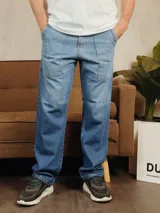 Pantalón de jean azul con corte recto y bolsillos frontales tipo cargo.