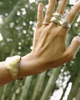 Anillo ancho de alpaca color plateado, con diseño irregular y textura rugosa. Pieza hecha a mano.