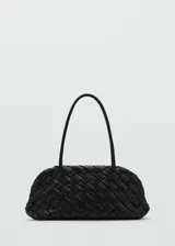Bolso de hombro de tamaño mediano con diseño trenzado artesanal, confeccionado en piel ovino de color negro. Cuenta con cierre magnético y doble asa de hombro.