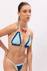 Top de bikini triangular tejido a crochet en color celeste y azul con borde festoneado en blanco.