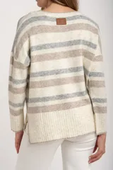 Sweater de punto con diseño de rayas horizontales en tonos neutros, cuello redondo, manga larga y puños acanalados.
