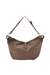 Cartera tipo bolso hobo de cuero sintético negro con textura granulada, asa de hombro ajustable y detalle de tira frontal con hebilla metálica plateada. Cierre superior con cremallera.