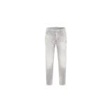 Jeans slim fit de mezclilla color gris claro, con efecto desgastado, roturas sutiles y detalles de etiqueta roja con el logo de la marca en la bragueta.