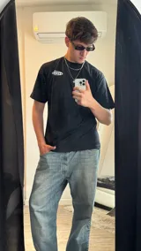 Remera negra con estampado blanco en la espalda que dice "OLD CULTURE" con una estrella.