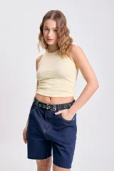 Musculosa amarilla de algodón con textura rib y efecto lavado.