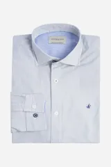 Camisa de manga larga Brooksfield modelo Wilfred, con diseño de rayas verticales finas en color azul y blanco. Presenta cuello clásico, cierre frontal con botones y logo bordado en el pecho.