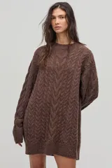 Sweater marrón de lana y alpaca con diseño de ochos, corte oversized y cuello redondo.