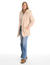 Cardigan de textura tipo sherpa o corderito, color beige, con diseño abierto sin botones, mangas largas con puños elásticos y capucha integrada. Presenta bolsillos laterales diagonales y un corte holgado.