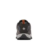 Championes de trekking Columbia modelo Crestwood, color gris con detalles en negro y naranja. Confeccionados con tecnología Omni-Tech impermeable y transpirable, entresuela TechLite para amortiguación y suela Omni-Grip para tracción en todo terreno.