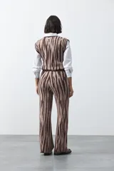 Pantalón de punto jacquard con diseño animal print, de corte recto y pierna levemente amplia, confeccionado en tejido flexible.