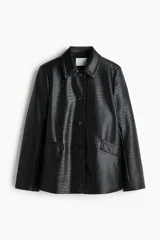 Chaqueta negra de tejido revestido con textura efecto cocodrilo, cuello clásico, cierre frontal de botones y bolsillos delanteros con solapa.