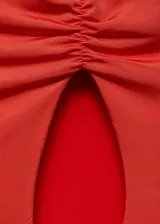 Top de tul color rojo, con diseño entallado, cuello halter con cierre de lazo y detalle de abertura frontal con fruncidos.