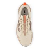 Championes New Balance Tektrel color beige con detalles en marrón y suela geométrica.