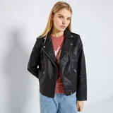 Campera negra de cuero sintético, estilo biker, con cierre asimétrico y cuello con solapas y broches metálicos.