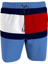 Short de baño Tommy Hilfiger con diseño de bloques de color con los colores de la bandera de Estados Unidos: azul, blanco y rojo.
